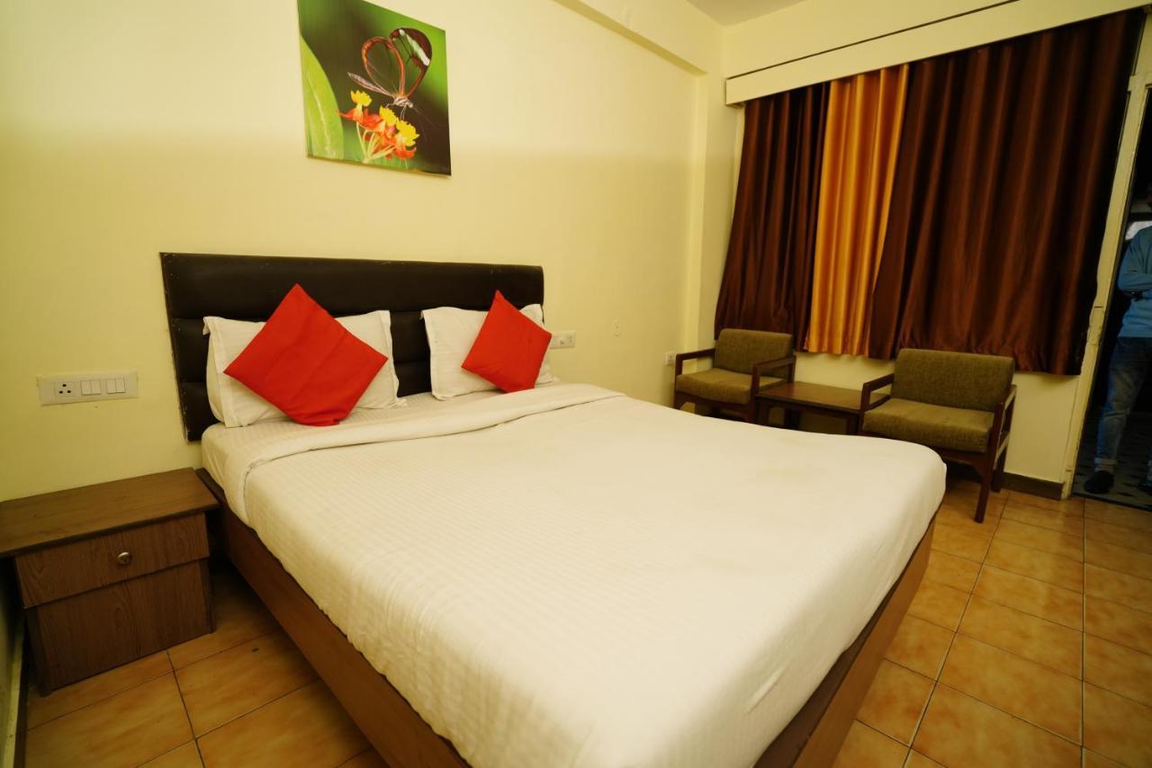 Hotel Gaurab Near Paltan Bazaar Dehradun Dış mekan fotoğraf