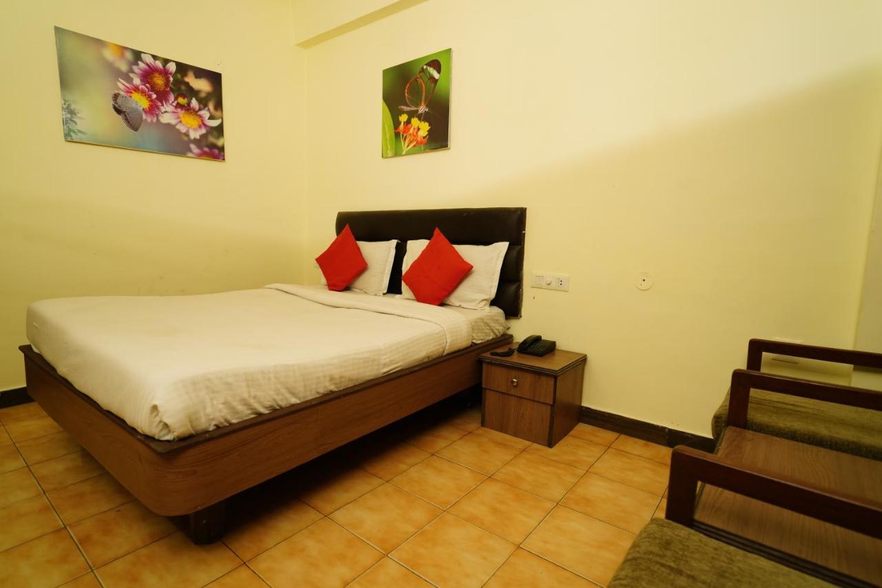Hotel Gaurab Near Paltan Bazaar Dehradun Dış mekan fotoğraf